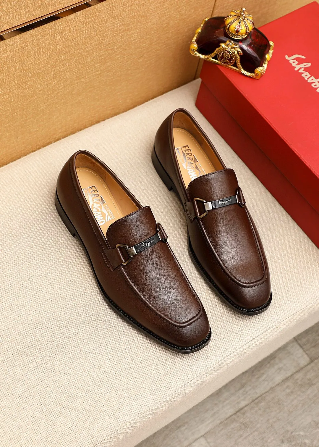 Men's shoes 💰480 💐 Product trademark: Ferragamo "Ferragamo" casual leather shoes Regular size: 38-44 (45.46🉑️customized) Product materials: Selected imported first-layer calfskin upper + luxury hardware buckle, imported water-dyed cow leather lining. Strong three-dimensional visual effect, original rubber outsole Color: 3⃣️colors available